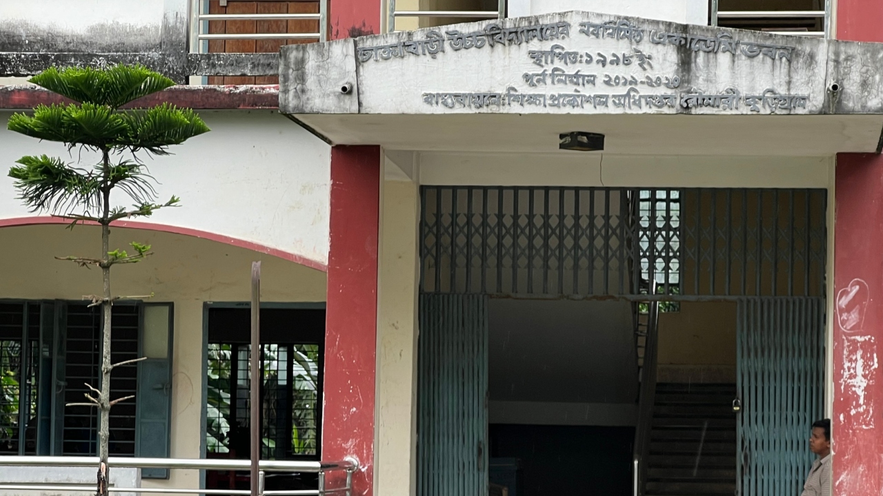 স্কুল ও বসতবাড়ি ঘেঁষে অনুমোদনহীন ইটভাটা, স্বাস্থ্যঝুঁকিতে শিক্ষার্থী ও স্থানীয়রা