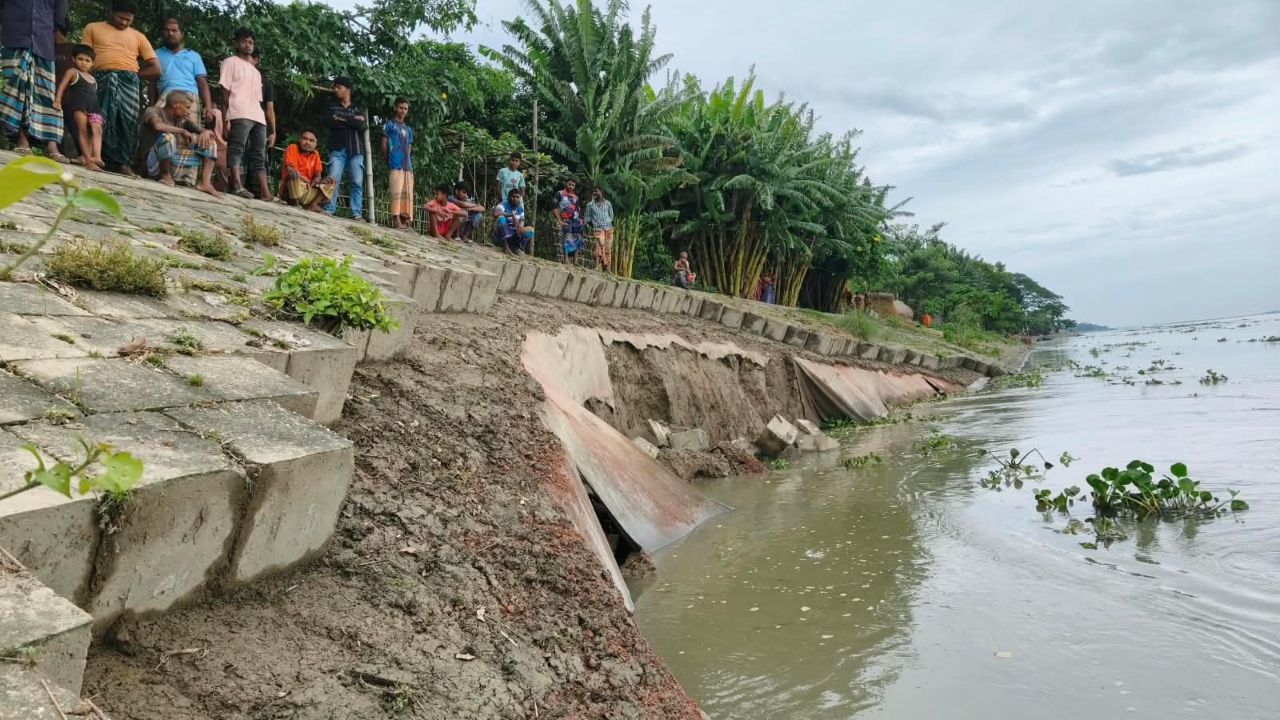 কুড়িগ্রামে ব্রহ্মপুত্রের তীর রক্ষা বাঁধে ধস, আতঙ্কে এলাকাবাসী