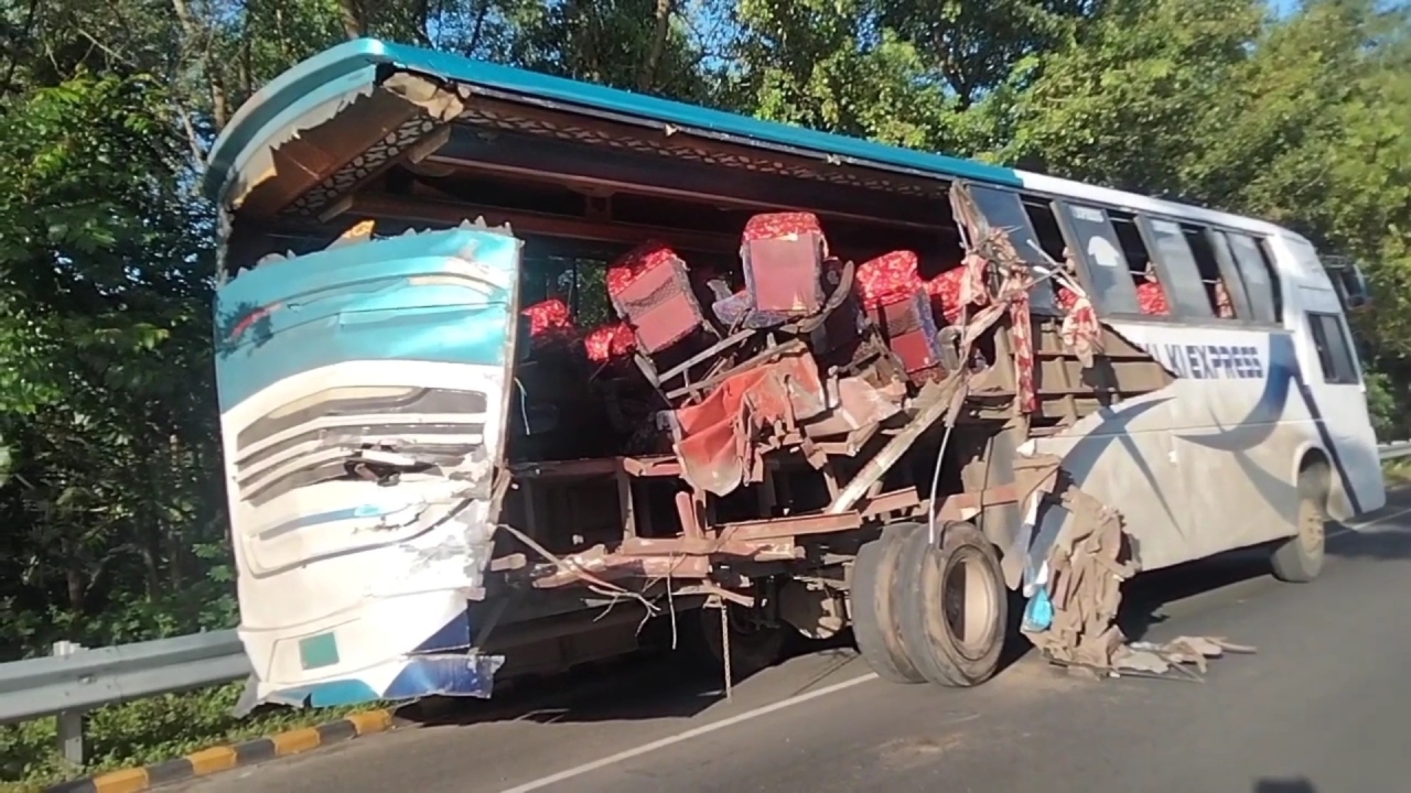 শিবচরে দুই বাসের সংঘর্ষে নিহত ৩