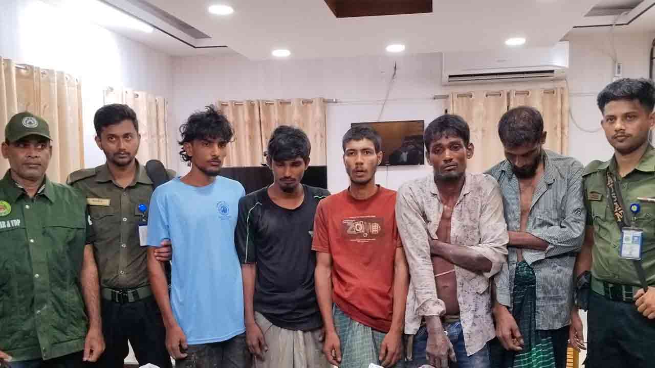রাজাপুরে ইয়াবা-গাঁজাসহ ৫ জন আটক