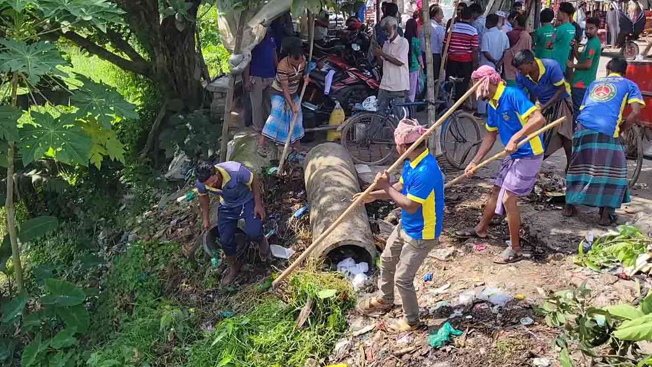 মাদারীপুরে ডেঙ্গু প্রতিরোধে পরিচ্ছন্নতা অভিযান ও খাল খনন