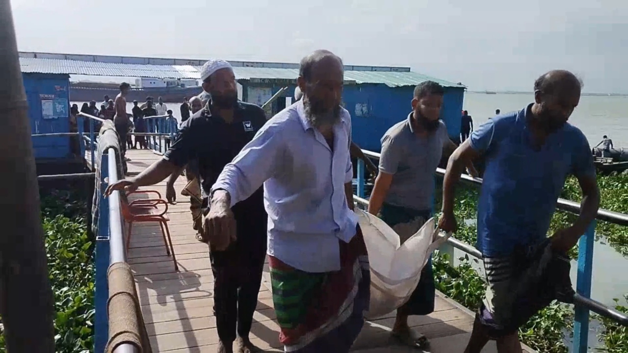 সোনারগাঁয়ে মেঘনা নদীতে ট্রলারডুবি, তিন ভাই-বোনের মরদেহ উদ্ধার