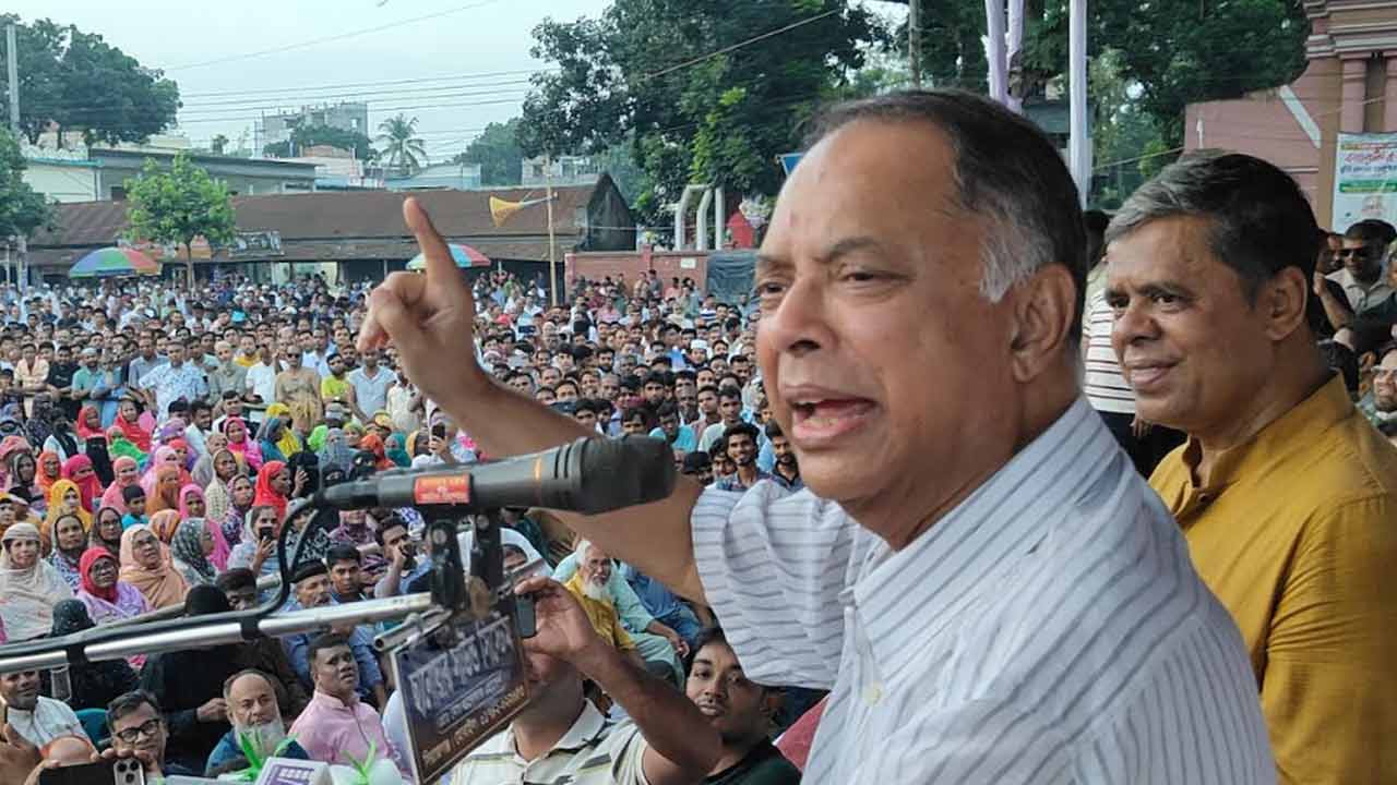 &lsquo;তেল-গ্যাসের সংকট নেই, এখন কী নিয়ে আন্দোলন করবেন&rsquo;