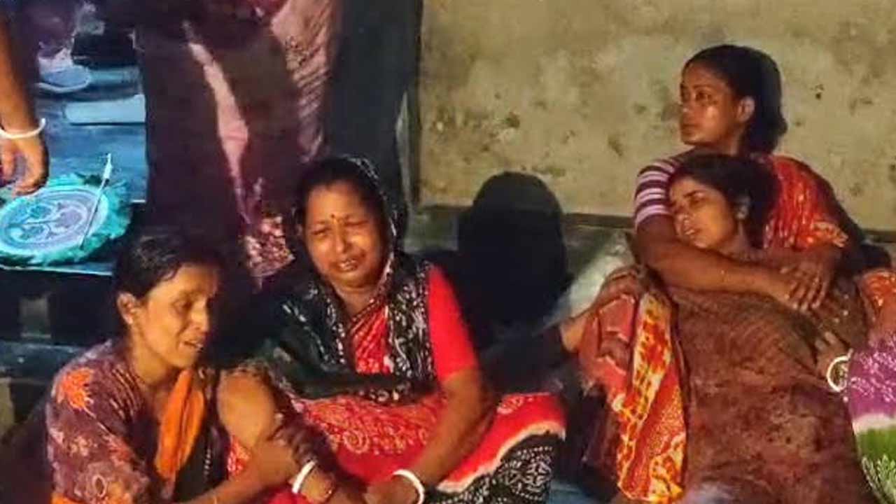 স্বজনদের আহাজারি। ছবি: দেশ টিভি