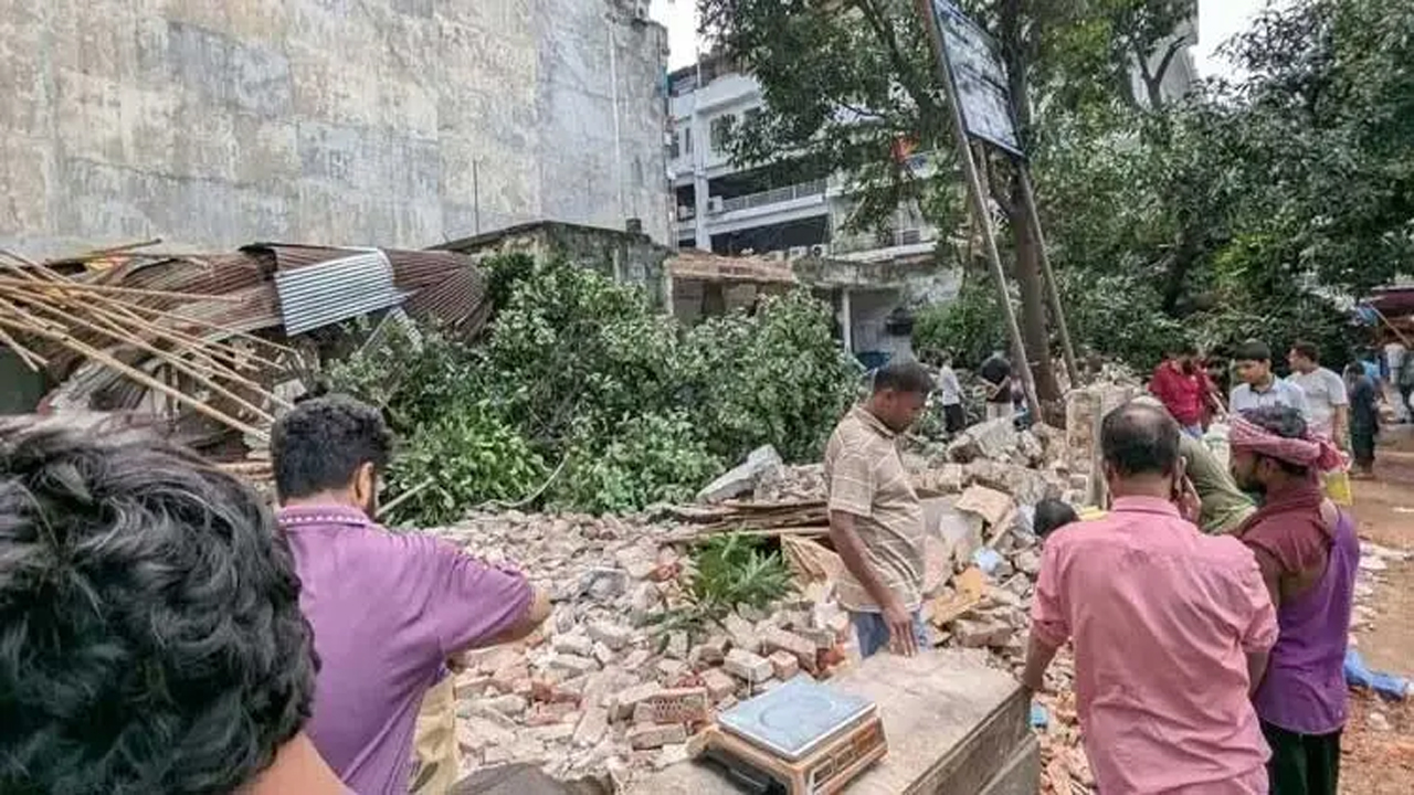 মিরপুরে স্বাস্থ্যকেন্দ্রে হামলা-ভাঙচুর, দুই ট্রাক মালামালসহ গ্রেপ্তার ৯