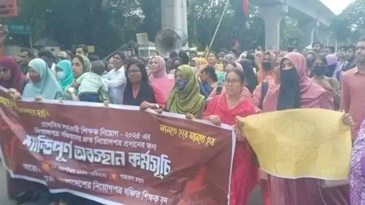 সচিবালয়ে সাক্ষাৎ না পেয়ে শাহবাগে ফিরলেন নিয়োগবঞ্চিত প্রাথমিক শিক্ষক প্রার্থীরা