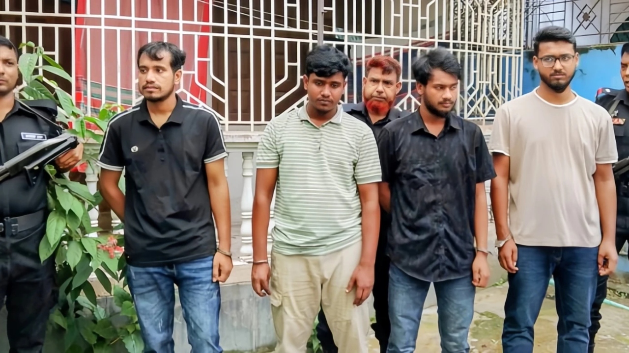 যশোরে তৈরি হচ্ছিলো ভুয়া ড্রাইভিং লাইসেন্স কার্ড, এসআরবির অভিযানে গ্রেপ্তার ৪