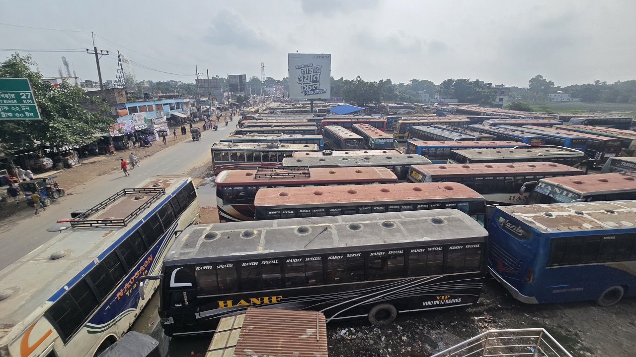 নওগাঁয় বাস চলাচল বন্ধ, দুর্ভোগে যাত্রীরা