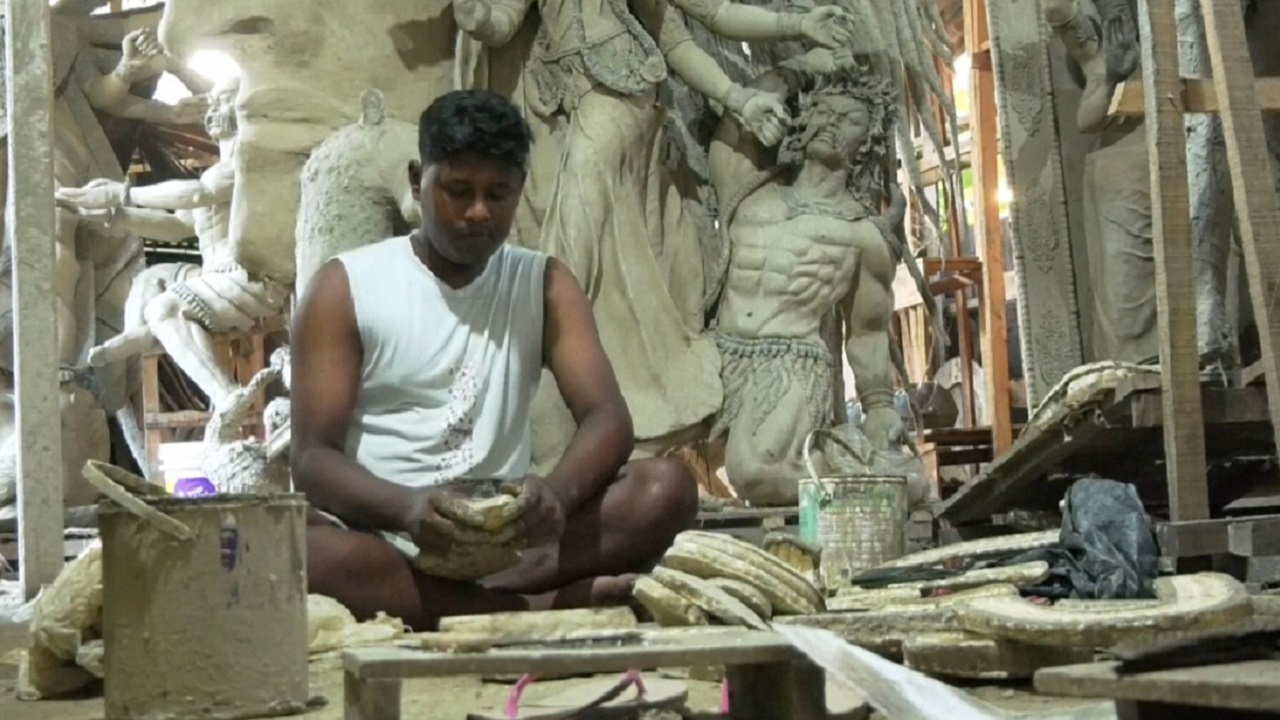 প্রতীমা বানানোর কাজে ব্যস্ত কারিগররা। ছবি: দেশ টিভি