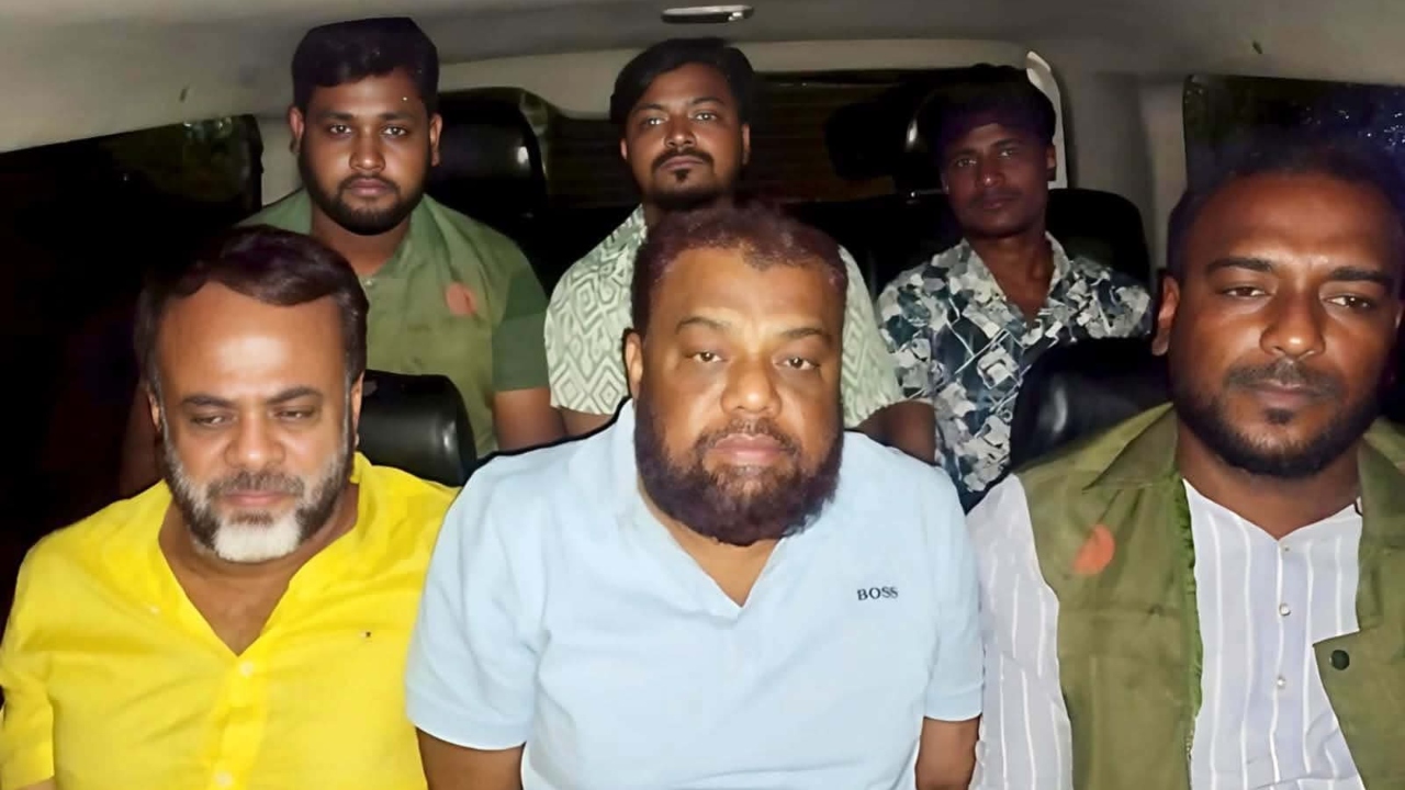 বগুড়ায় স্বেচ্ছাসেবক লীগ নেতা ভিপি শাহীনসহ ৪ জন গ্রেপ্তার, আদালতে ডিম নিক্ষেপ