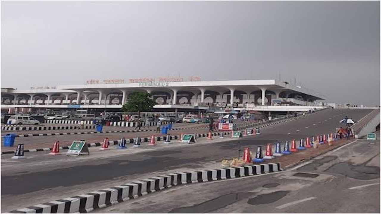 শাহজালালে দুই যাত্রীর ব্যাগে মিলল ৮১ লিটার বিদেশি মদ