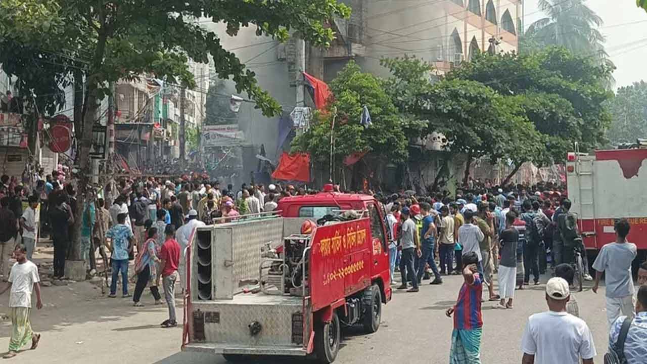 মিরপুরে উচ্ছেদ অভিযানে মার্কেটে আগুন, ধাওয়া-পাল্টা ধাওয়া