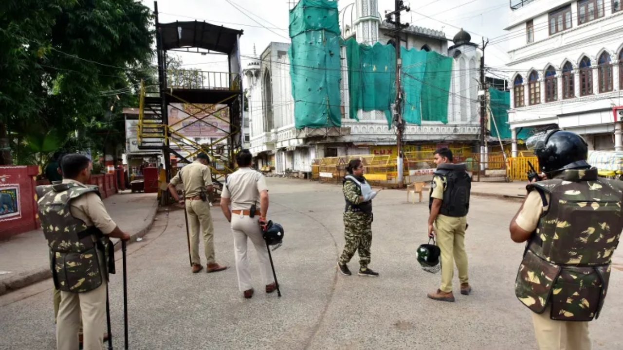 ভারতে হিন্দু তীর্থযাত্রার জন্য মসজিদের অংশবিশেষ ভাঙায় উত্তেজনা