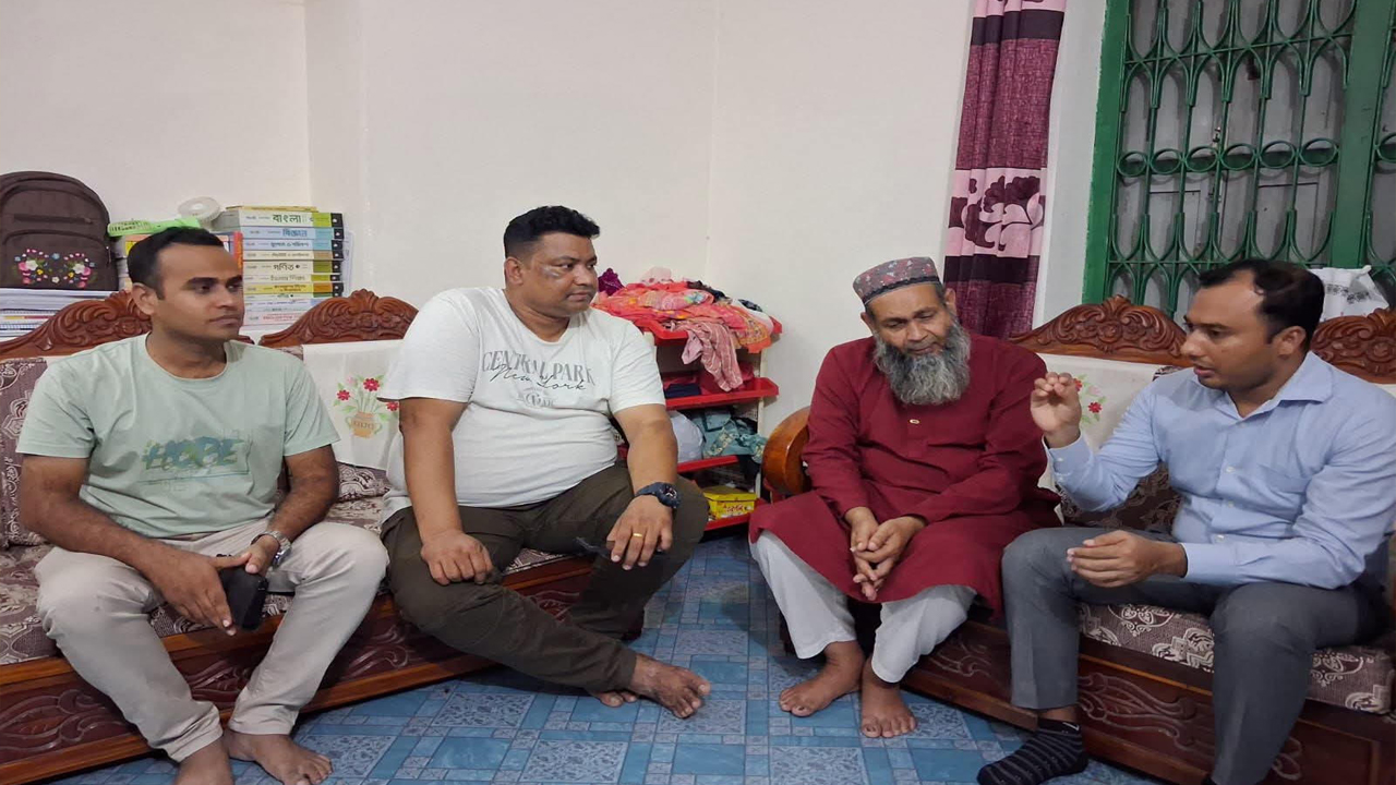 কুষ্টিয়ায় আটক শিক্ষককে প্রধানমন্ত্রীর নির্দেশে বাড়ি পৌঁছে দিল প্রশাসন