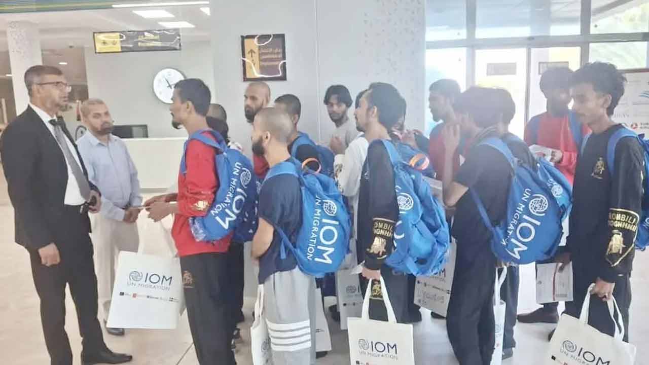 লিবিয়ার বন্দি শিবির থেকে দেশে ফিরলেন ১৮ বাংলাদেশি