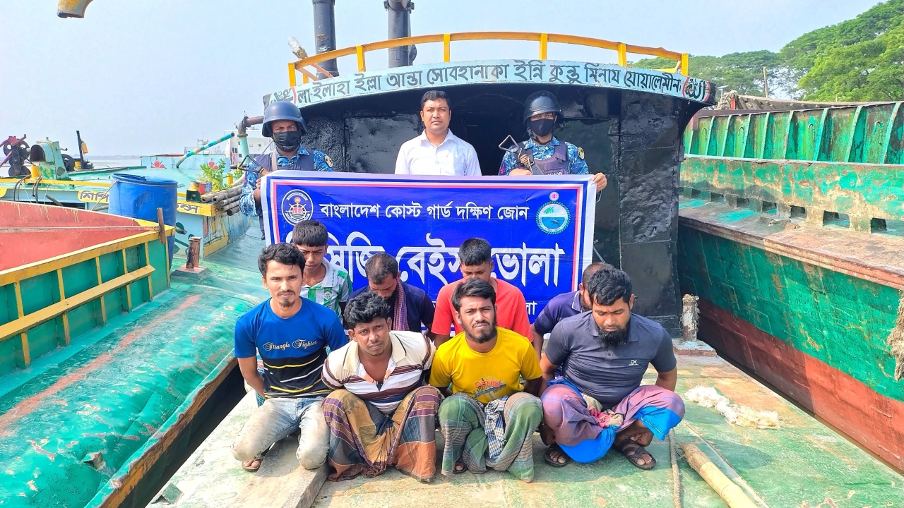 ভোলায় কোস্ট গার্ডের অভিযানে ৪ ড্রেজার ও বাল্কহেডসহ আটক ৮
