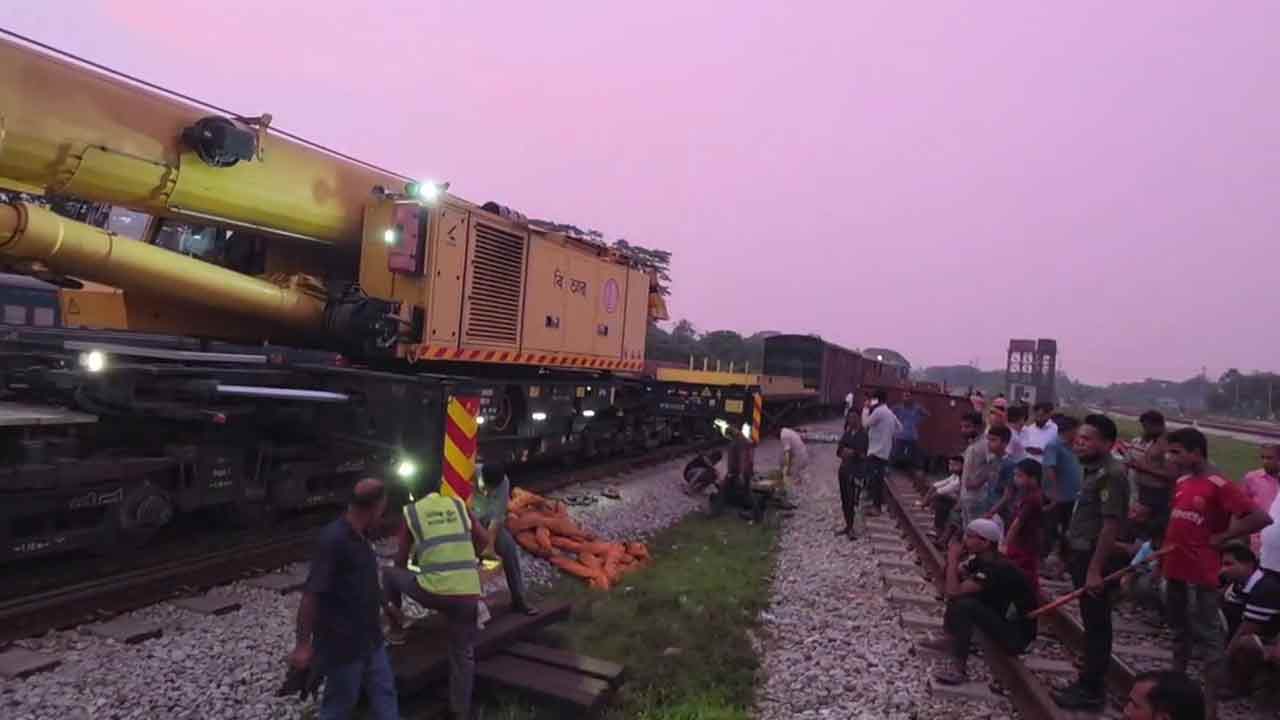 দুই ঘণ্টা পর আখাউড়া-ঢাকা-চট্টগ্রাম রেল যোগাযোগ স্বাভাবিক