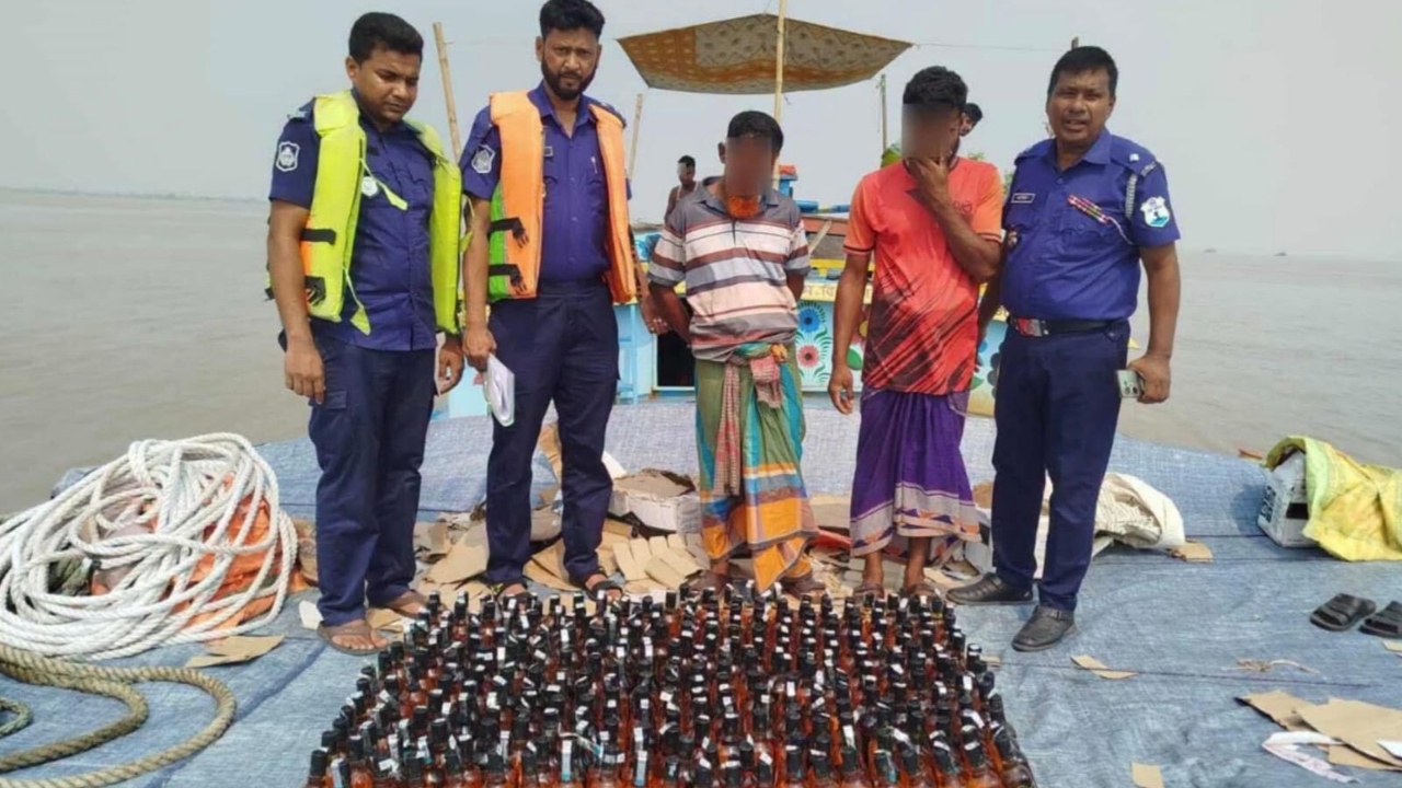 পদ্মায় ৩০৫ বোতল ভারতীয় হুইস্কিসহ দুইজন আটক, বাল্কহেড জব্দ