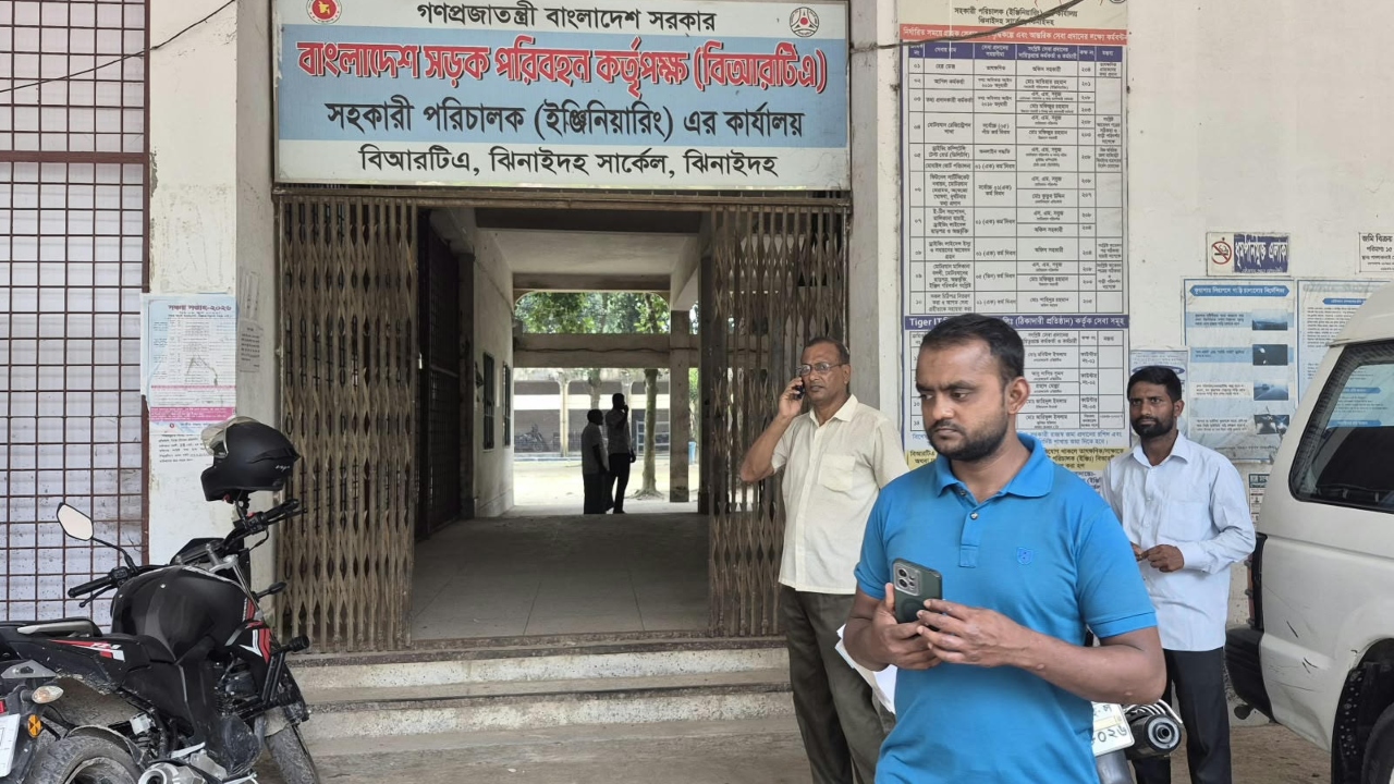 ঝিনাইদহ বিআরটিএ কার্যালয়ে কর্মকর্তাদের দেখা নেই, সেবা নিতে এসে ভোগান্তিতে মানুষ