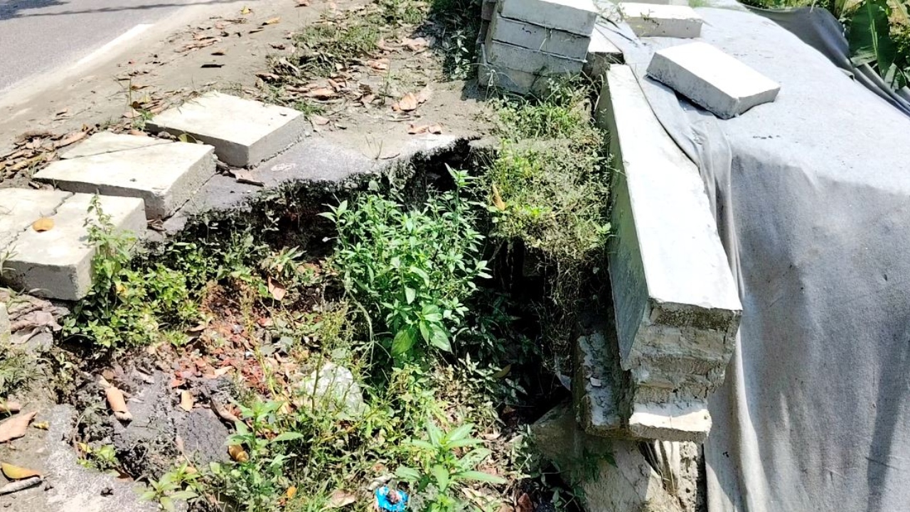 নির্মাণের এক বছর না যেতেই সাড়ে ৩ কোটি টাকার সড়কে ধস