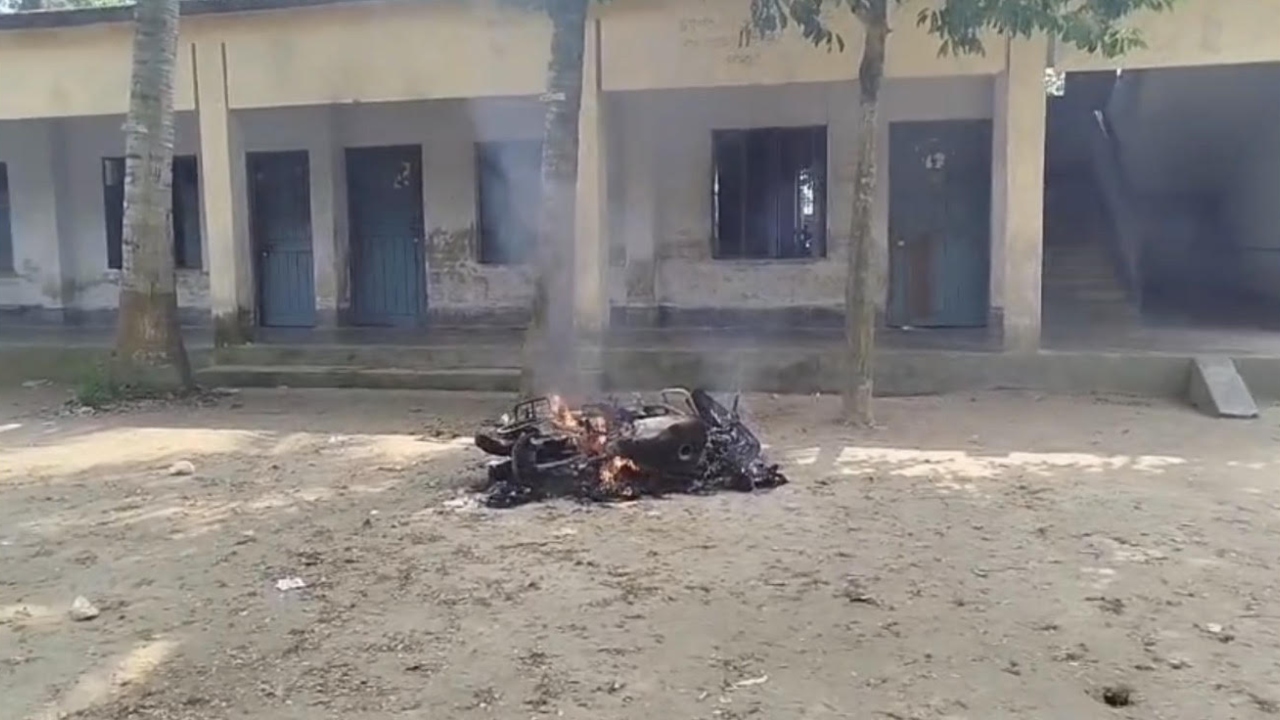 পাবনায় ছাত্রীদের যৌন নিপীড়নের অভিযোগে মাদ্রাসায় বিক্ষোভ