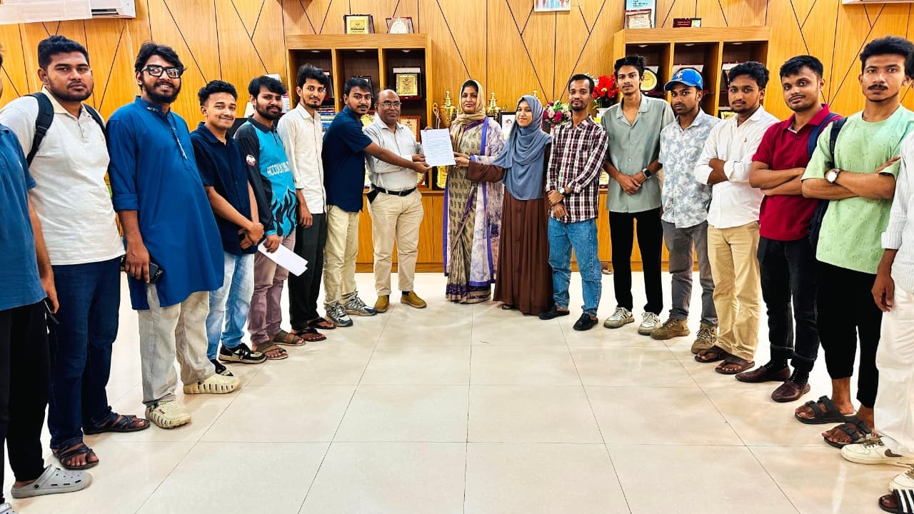 তেজগাঁও কলেজ সরকারিকরণের দাবিতে অধ্যক্ষকে শিক্ষার্থীদের স্মারকলিপি
