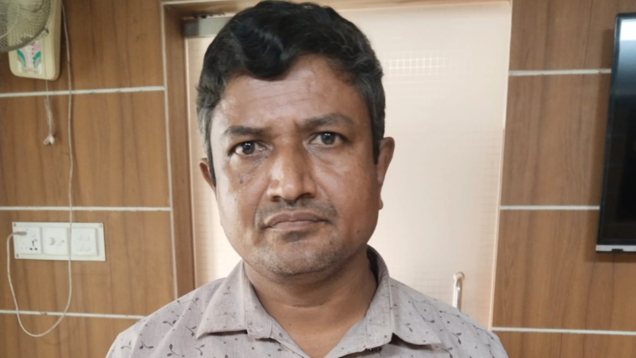 &lsquo;শেখ হাসিনার বাংলাদেশ&rsquo; লেখা ব্যানার, সাটুরিয়ায় প্রধান শিক্ষক আটক