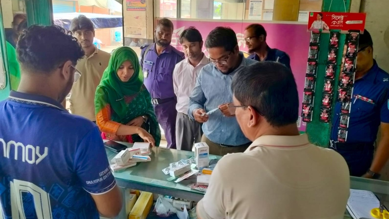 মেয়াদোত্তীর্ণ ও ফিজিশিয়ান স্যাম্পল বিক্রি, ৩ ফার্মেসিকে জরিমানা