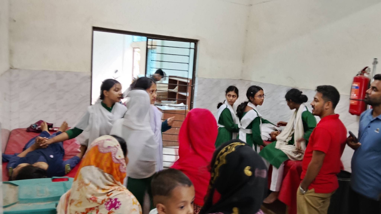 কাপাসিয়ায় বজ্রপাতের শব্দে ১২ শিক্ষার্থী হাসপাতালে