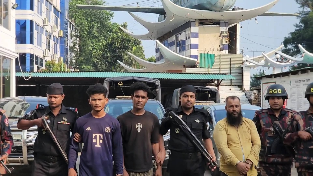 টেকনাফে পৃথক অভিযানে ৫ লাখ ৯০ হাজার ইয়াবাসহ আটক ৩