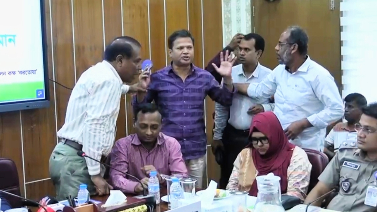বক্তব্যের সুযোগ না দেওয়ার অভিযোগ, ক্ষোভে দুর্গাপূজার প্রস্তুতি সভা ছাড়লেন সনাতনী নেতারা