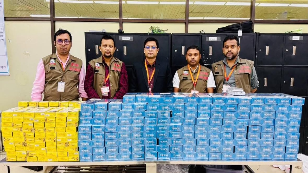 শাহজালালে অভিযান, ৩২ লাখ টাকার পণ্য আটক