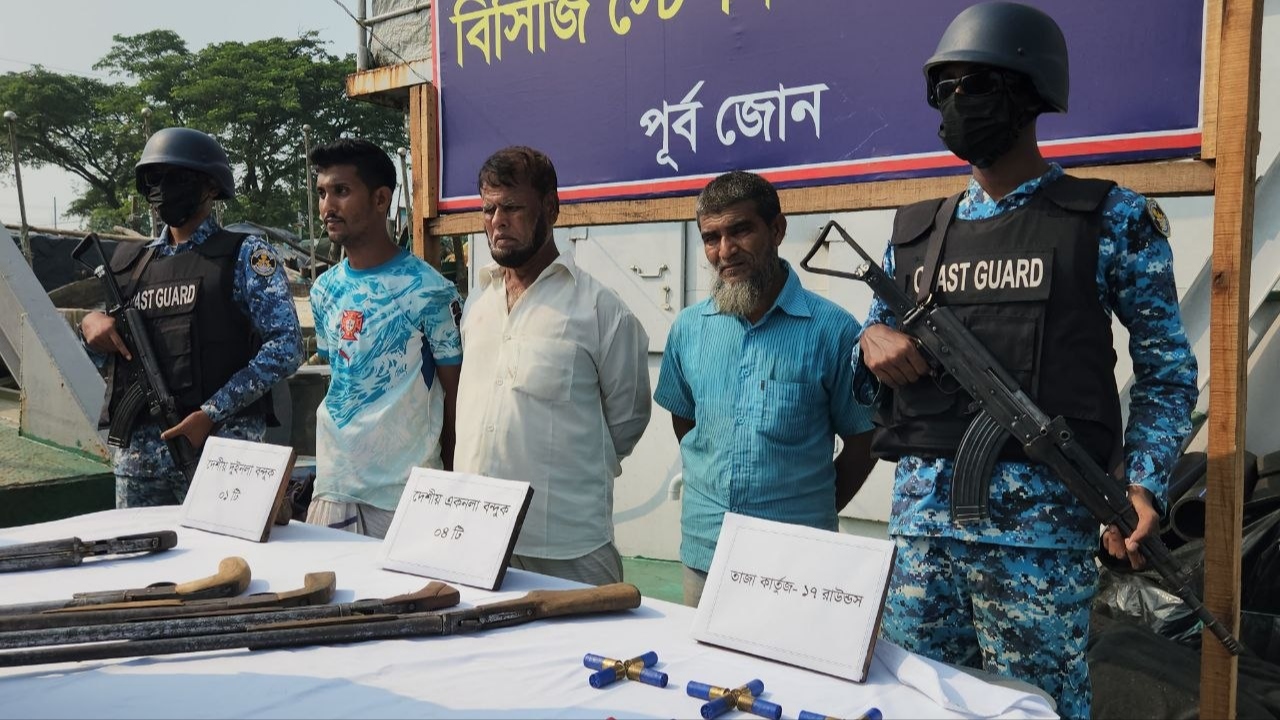 চকরিয়ায় দেশীয় অস্ত্র-গুলিসহ তিনজন আটক