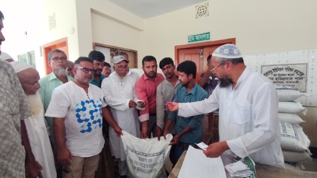 ঝালকাঠিতে ৪২০০ জেলে পরিবারের মাঝে ভিজিএফের চাল বিতরণ শুরু