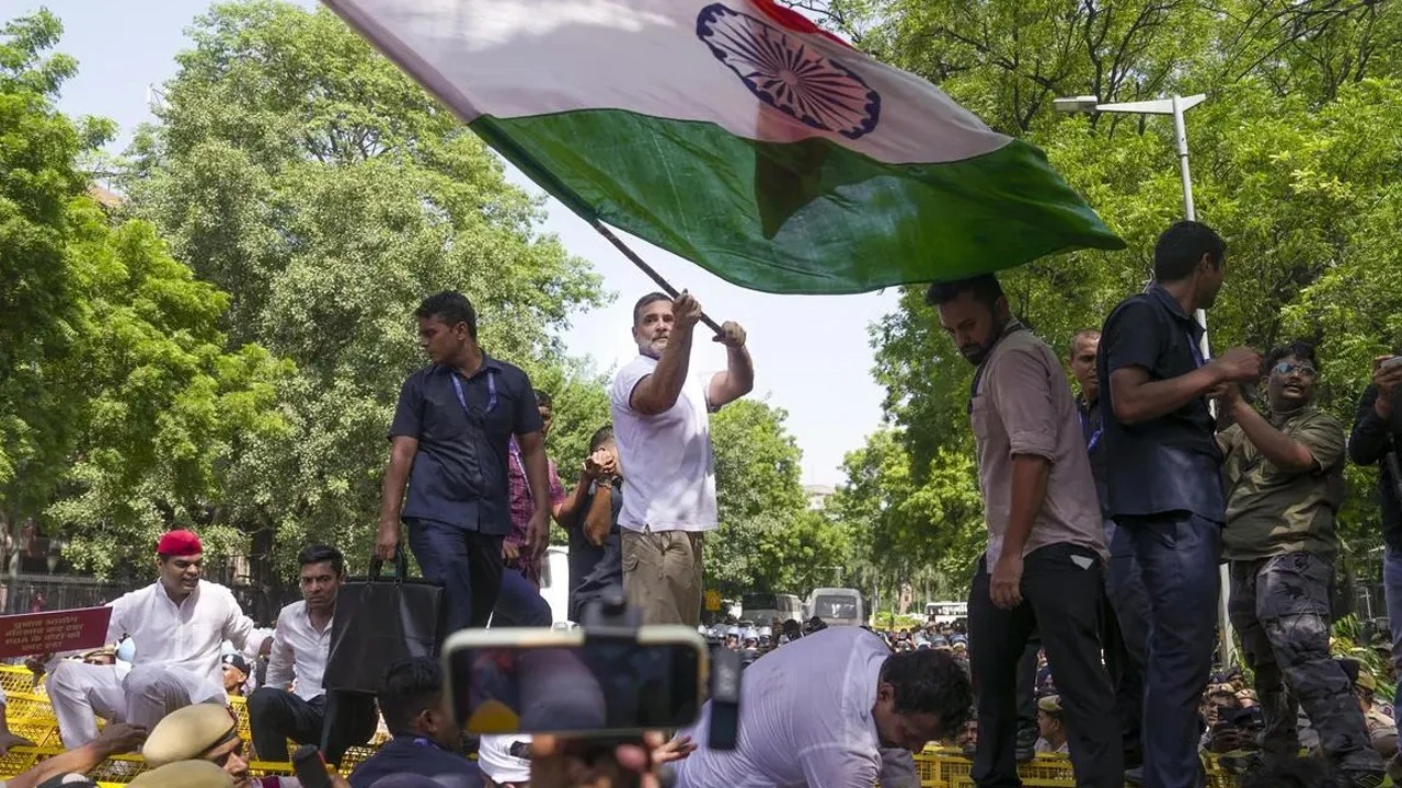 বিক্ষোভে উত্তাল দিল্লি, ২৩ হাজার সশস্ত্র পুলিশ মোতায়েন