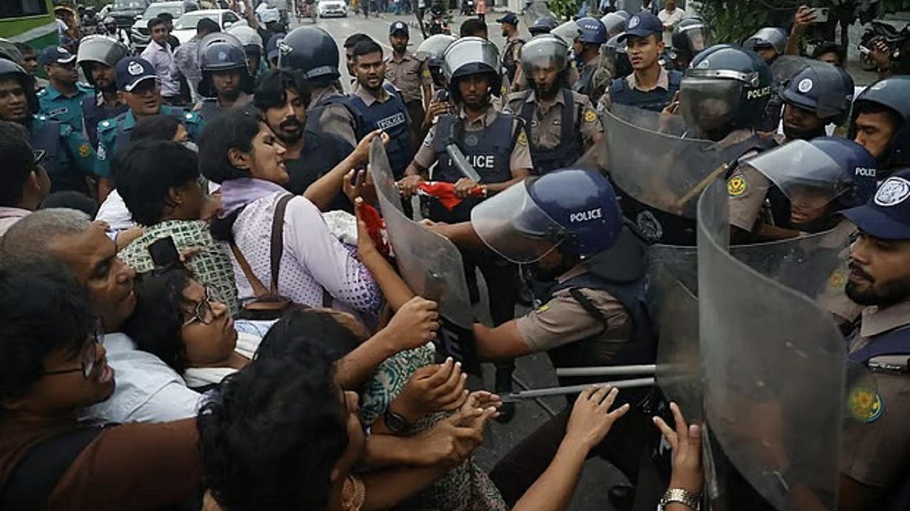 ডিপি ওয়ার্ল্ডের সঙ্গে চুক্তির প্রতিবাদে বিক্ষোভ, লাঠিপেটায় ছত্রভঙ্গ