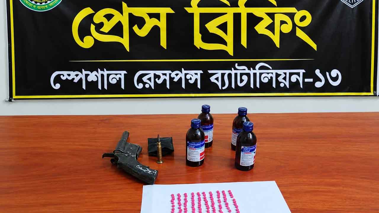 ফুলবাড়ী সীমান্তে পিস্তল, গুলি ও মাদক উদ্ধার