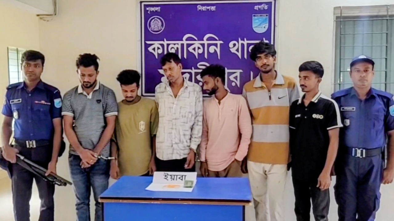 মাদারীপুরে ১০৪ পিস ইয়াবাসহ ৬ জন আটক