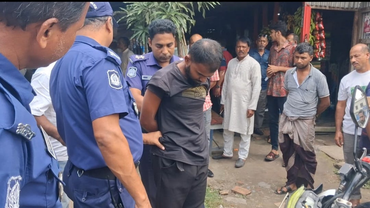 গোপালগঞ্জে ইউনূসের ফাঁসি দাবির পোস্টার লাগানোর সময় ছুরিসহ যুবক আটক