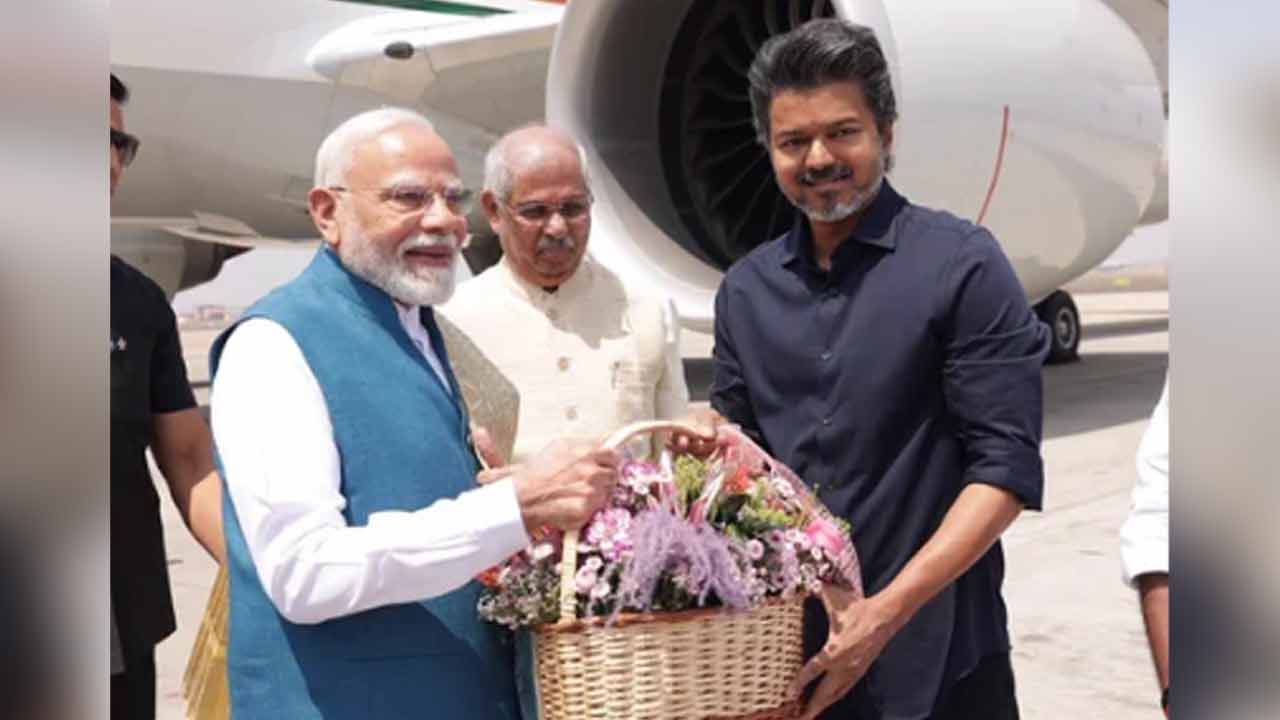 চেন্নাই বিমানবন্দরে মোদিকে অভ্যর্থনা জানালেন বিজয়
