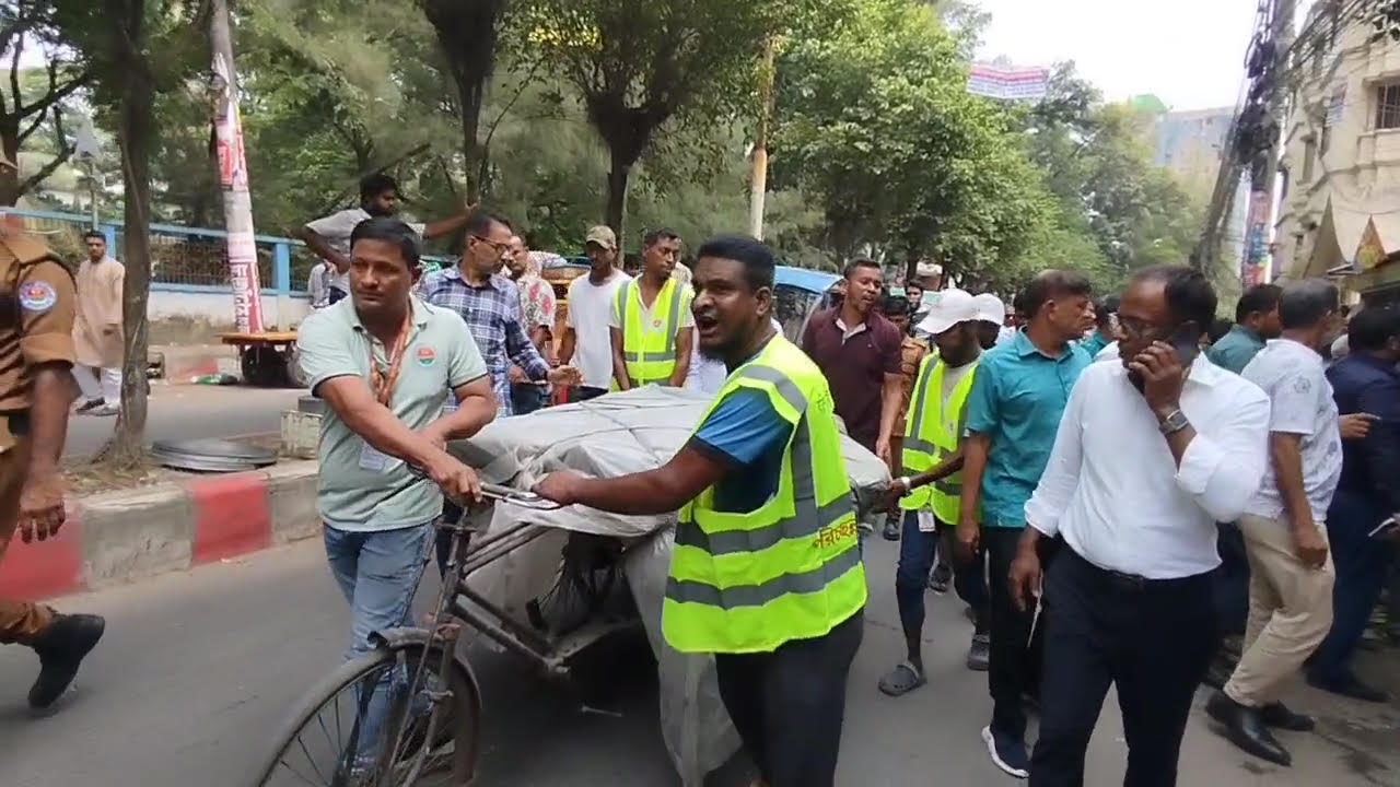 বরিশালের চৌমাথায় ফুটপাত দখলমুক্ত করতে সিটি করপোরেশনের অভিযান