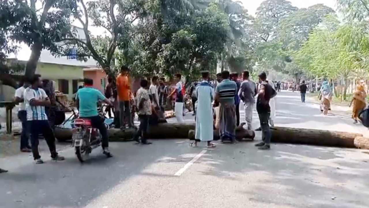 মেহেরপুরে বাসচাপায় প্রথম শ্রেণির শিক্ষার্থী নিহত, সড়ক অবরোধ