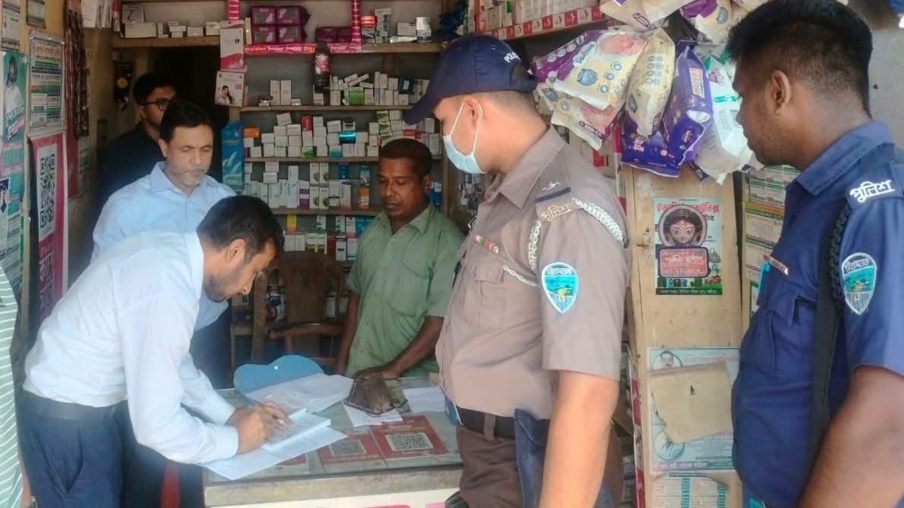 লক্ষ্মীপুরে দুই জেলের কারাদণ্ড, দুই ওষুধের দোকানকে জরিমানা