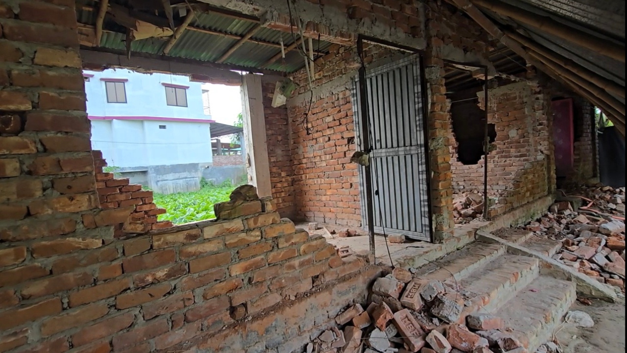 ধামইরহাটে বাড়িঘর ভাঙচুর ও উচ্ছেদের অভিযোগ, ১২ দিনেও মামলা নেয়নি পুলিশ