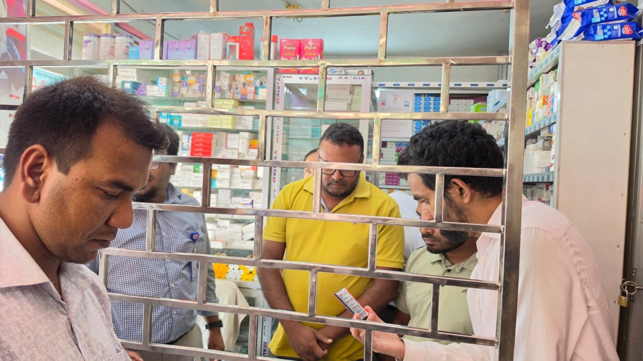 সাটুরিয়ায় সাত ফার্মেসিকে ১৭ হাজার টাকা জরিমানা