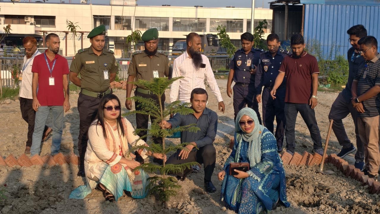সবুজায়নের লক্ষ্যে বরিশাল বিমানবন্দরে বৃক্ষরোপণ কর্মসূচি উদ্বোধন