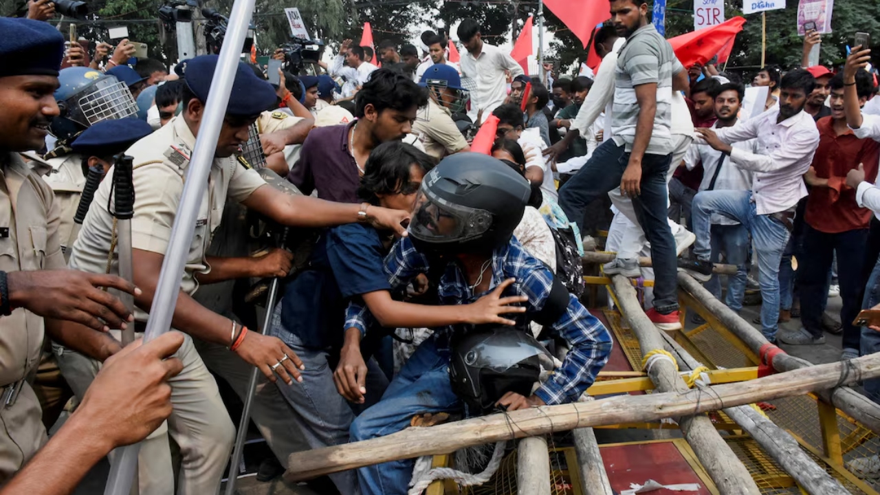 ভোটার তালিকা সংশোধন নিয়ে বিক্ষোভ, দিল্লিতে &lsquo;ককরোচ&rsquo; আন্দোলনের নেতারা আটক