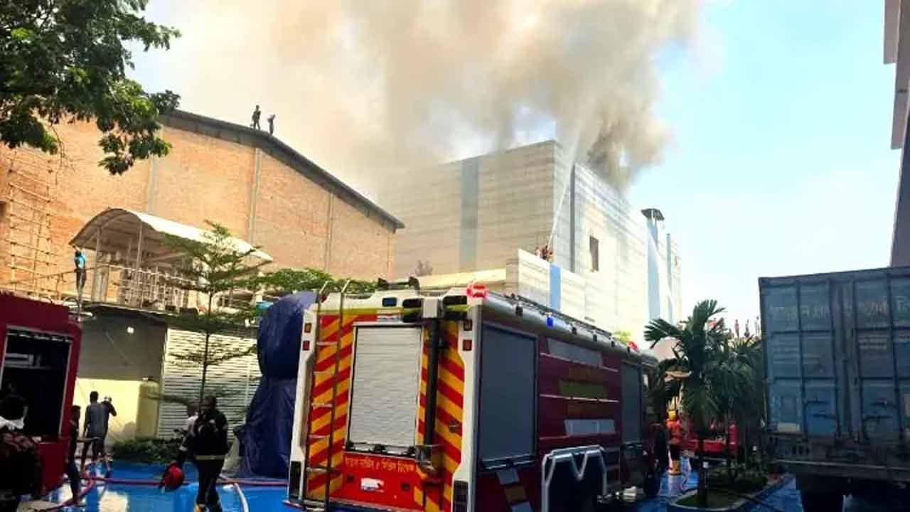 টঙ্গীতে ওষুধ কারখানায় আগুন, নিয়ন্ত্রণে কাজ করছে ২০ ইউনিট