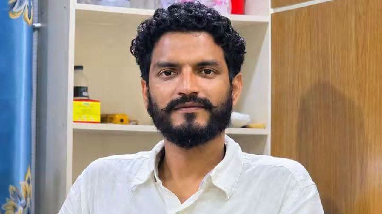 গুলি থেকে বাঁচতে দৌড়, ধাওয়া করে ছাত্রদল নেতাকে কুপিয়ে জখম