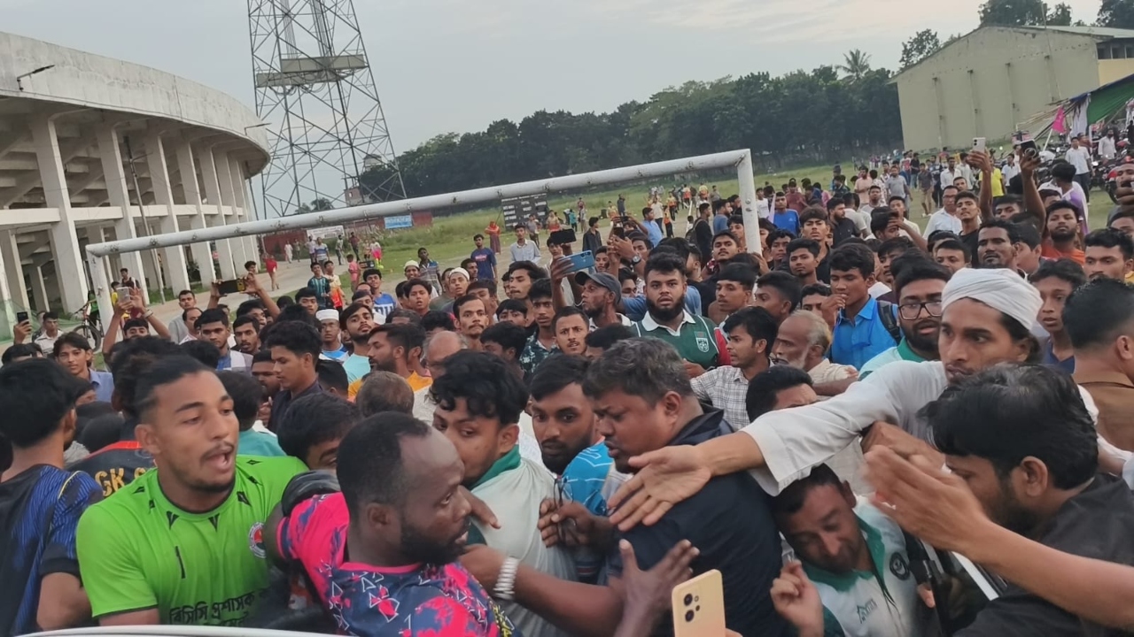 বরিশালে ফুটবল ম্যাচে স্থানীয় খেলোয়াড়কে আছাড়, নাইজেরিয়ান ফুটবলারের ওপর দর্শকদের হামলা